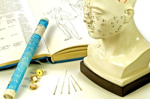 Akupunkturnadeln mit Lehrbuch, Kopfmodell und Moxarolle